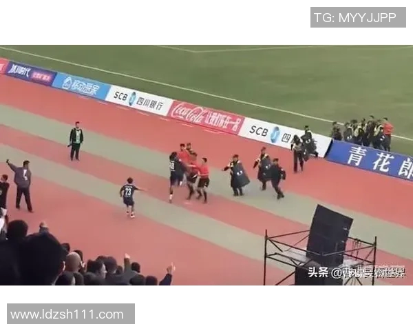 男足球明星在比赛中意外被对手绊倒引发热议球迷热情高涨