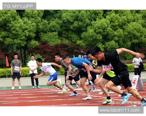 美女与足球明星亲密合影展现魅力与运动激情的完美结合